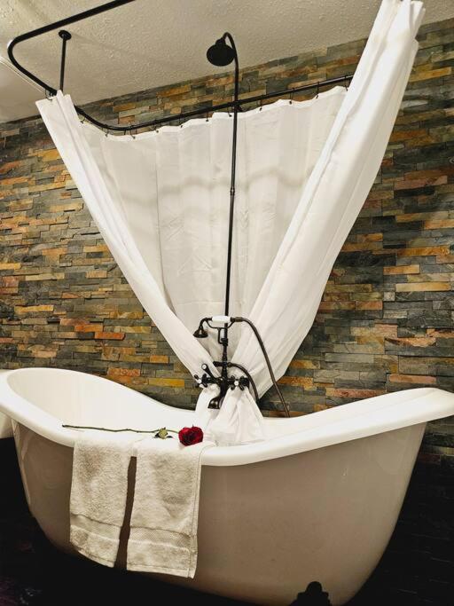 Private Cabin- Breakfast - Double Tub - 75In Tv - Sup - Washer Dryer - Bbq West Point Exterior foto
